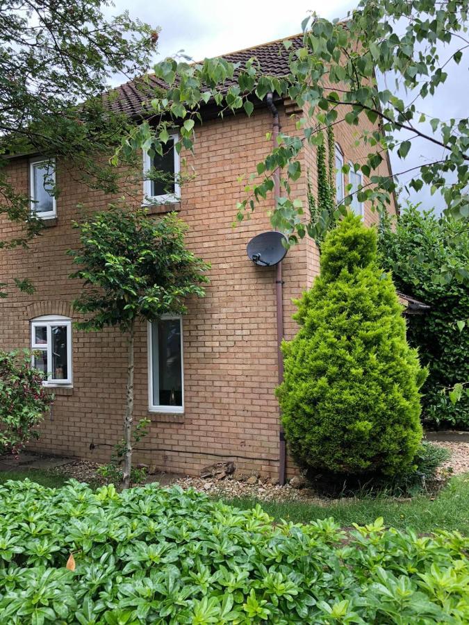 Rowan Tree Villa Aylesbury  Eksteriør bilde